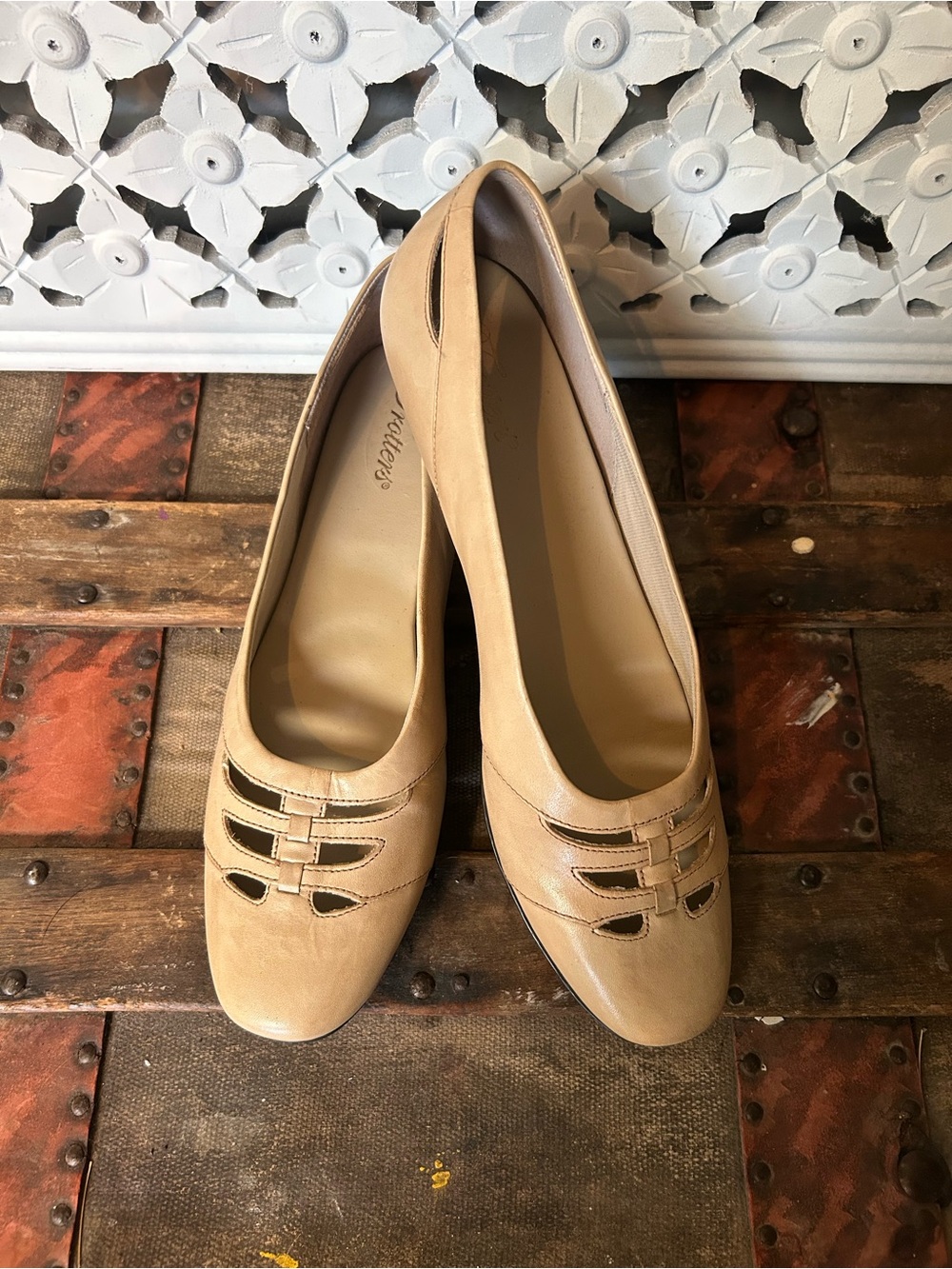 Trotters Women’s Beige Leather Cutout Ballet Flats Size 10N Narrow